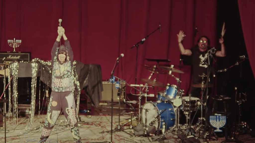 Dave Grohl and Karen O perform Yeah Yeah Yeahs’ “Heads