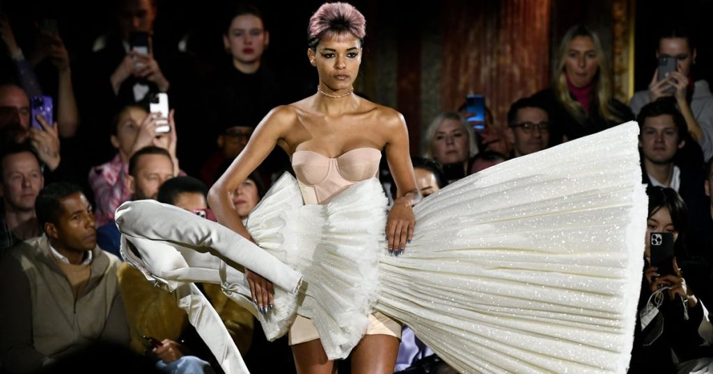 Viktor & Rolf’s Optical Illusion Dresses Defy Gravity at Paris