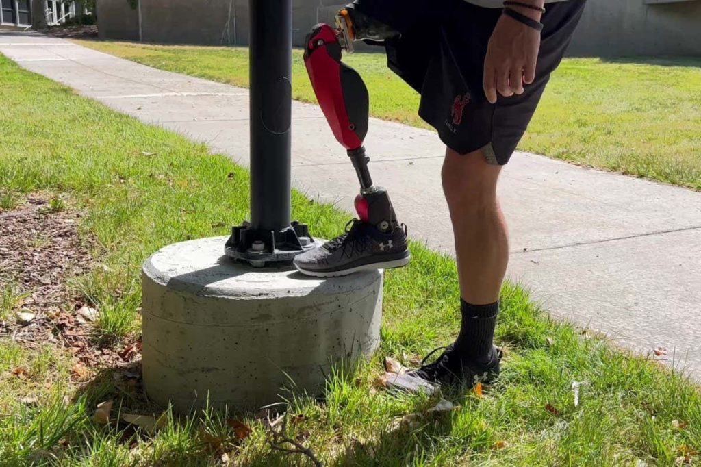 Prosthetic leg can ‘change gears’ to make going up stairs