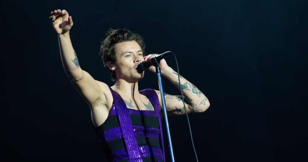 Watch Harry Styles’s Leather Pants Split Open Mid-Concert